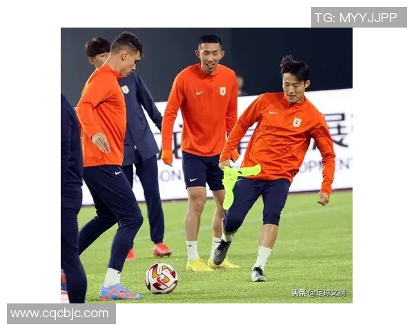 踢足球不追球的球星:为何有些球员选择不全力拼抢球权